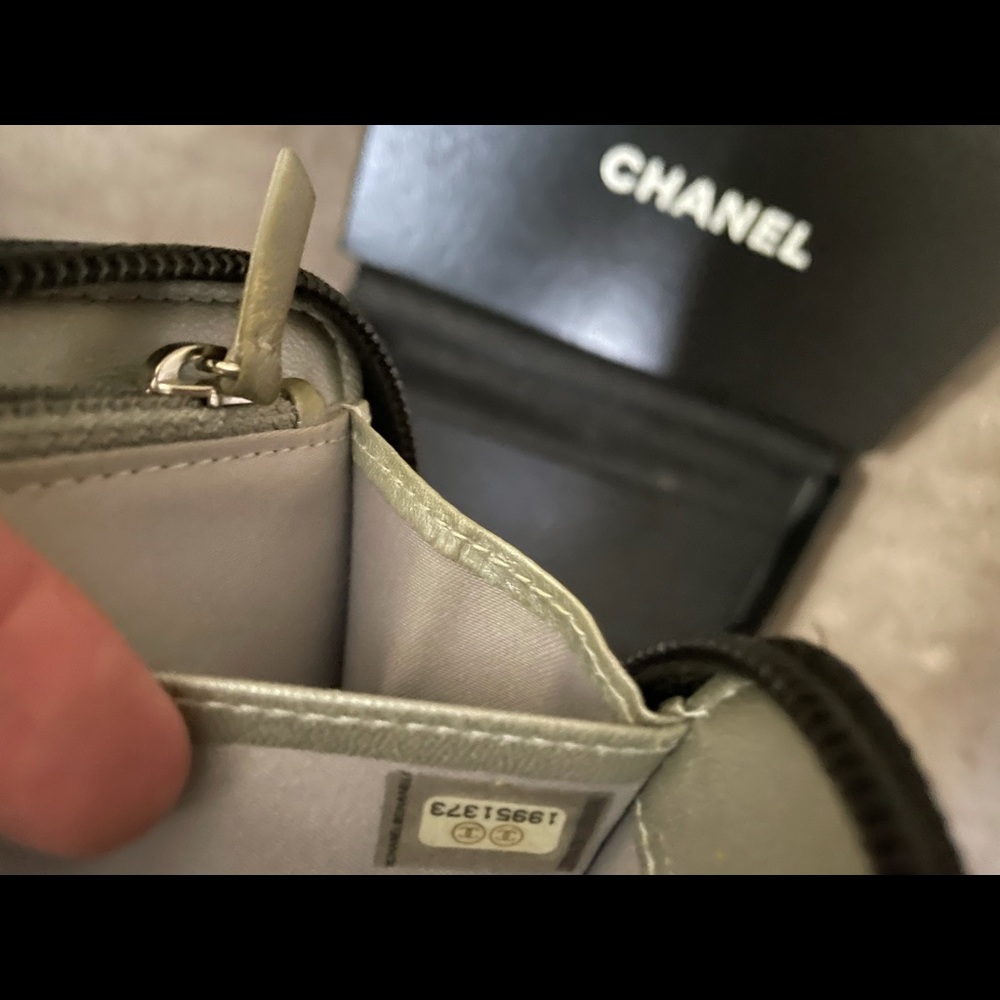 VINTAGE CHANEL CAMELLIA LONG ZIPPY WALLET - Picture 3 of 8